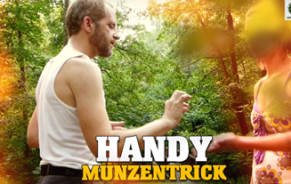 Münze durch Hand des Zuschauers